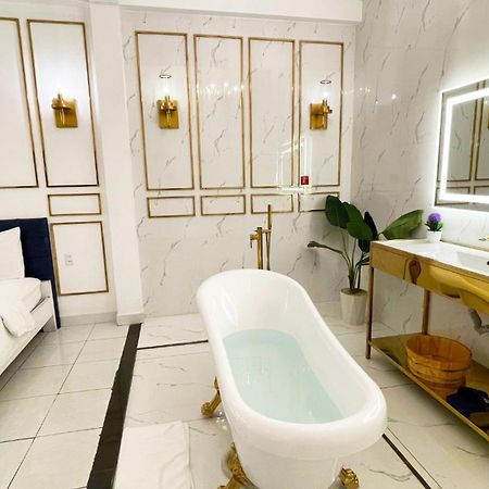 A In Hotel Glamour Ho Chi Minh City Bagian luar foto